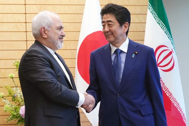 Mohammad Dschawad Sarif zu Gast bei Shinzo Abe (Bild: Eugene Hoshiko/AFP)