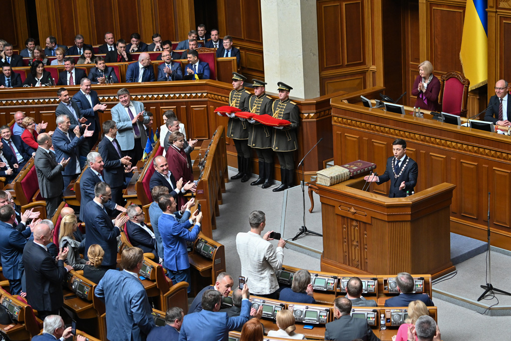 Präsident Wolodymyr Selenskyj am Montag im Parlament in Kiew (Bild: Genya Savilov/AFP)