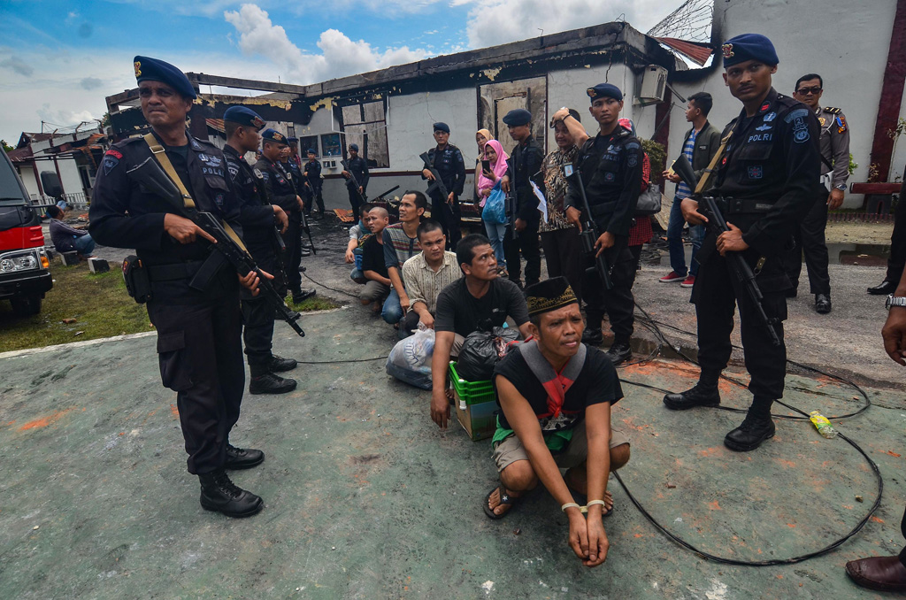 Nach Gefängnisausbruch: Bewaffnete Polizisten im Siak-Gefängnis bereiten Gefangenentransport vor