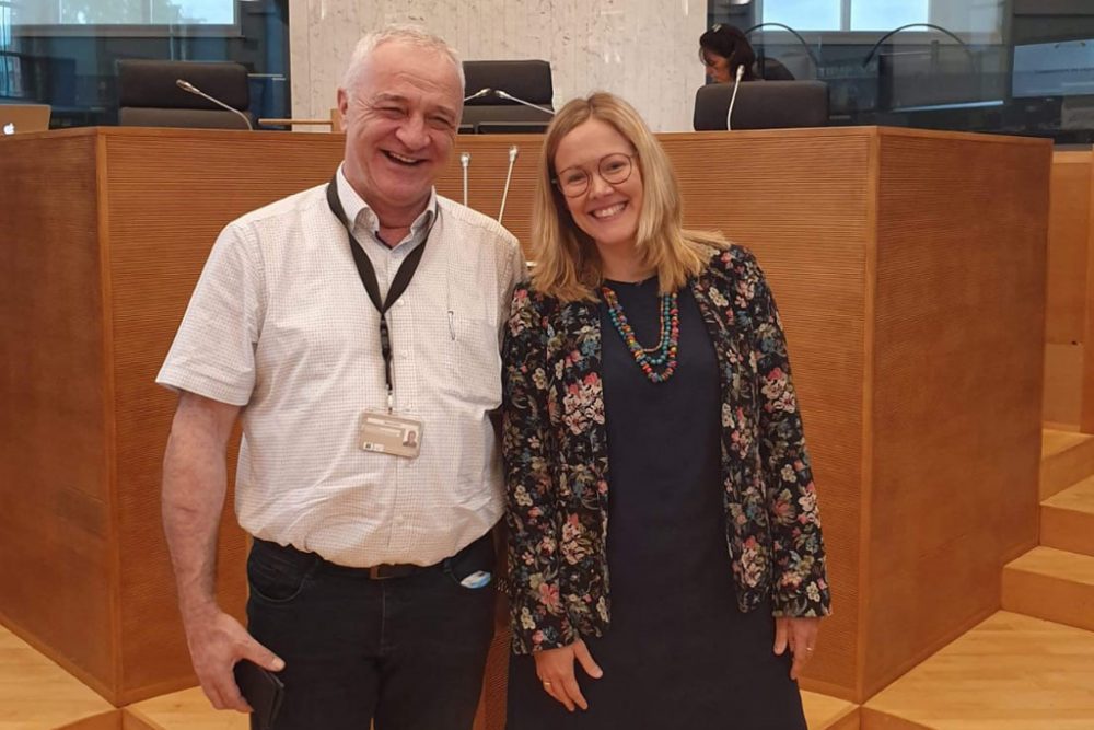 Die Regionalabgeordneten Edmund Stoffels und Jenny Baltus-Möres nach der Abstimmung im wallonischen Parlament in Namur (Bild: privat)