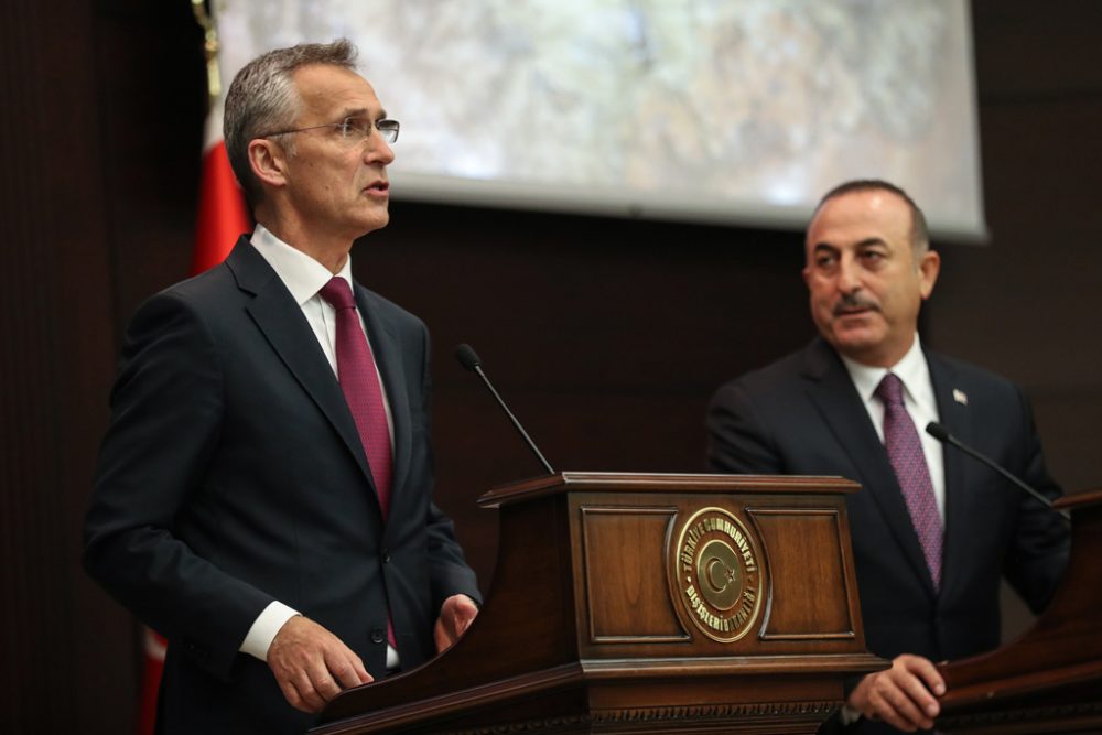 Nato-Generalsekretär Jens Stoltenberg mit dem türkischen Außenminister Mevlut Cavusoglu (Bild: Adem Altan/AFP)