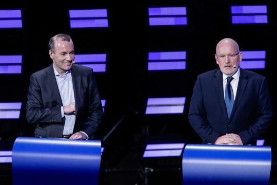 Frans Timmermans und Manfred Weber bei der Debatte am Mittwoch (Bild: Aris Oikonomou/AFP)