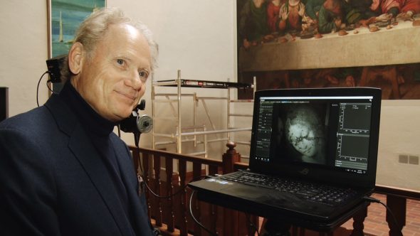 Jean-Pierre Isbouts vor der Nahaufnahme des Gesichts des Johannes (Bild: Maarten Weynants/Belga)