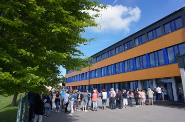 Auch im Wahlbüro 10 in der Gemeindeschule Amel heißt es: Schlange stehen (Bild: Stephan Pesch/BRF)