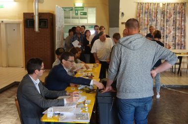 In Emmels wurde diesmal im Saal Feyen gewählt - auch hier standen die Wähler am späten Vormittag in einer Warteschlange (Bild: Stephan Pesch/BRF)