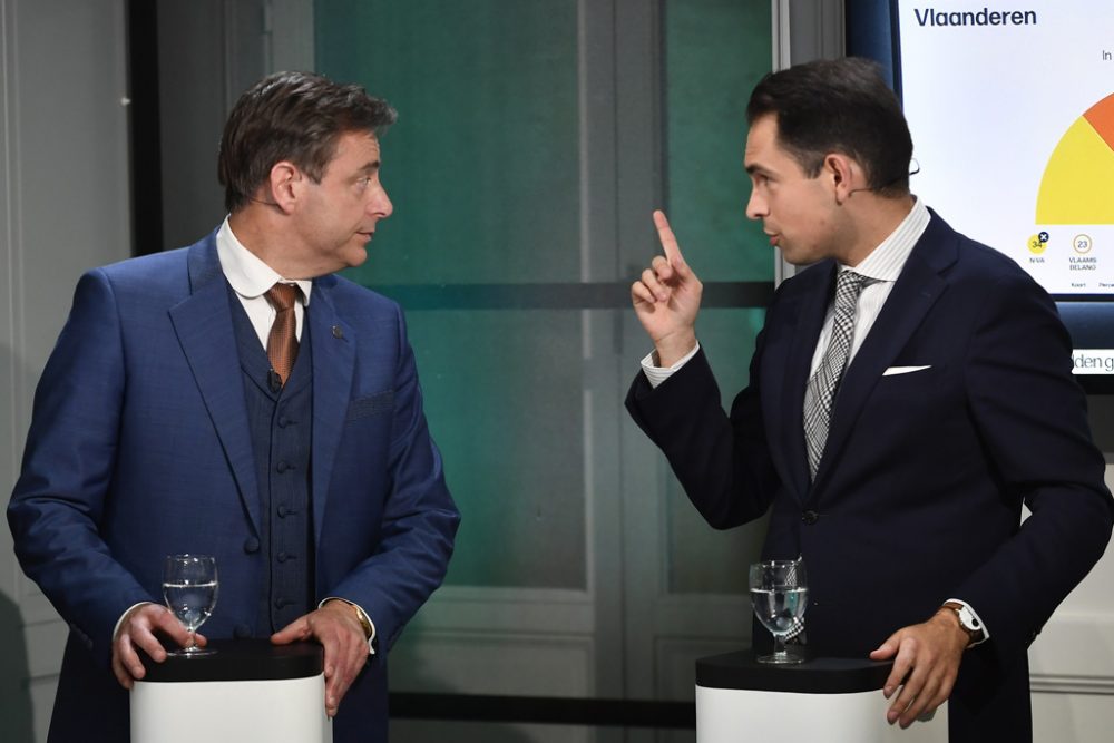 Bart De Wever und Tom Van Grieken in der Wahlsendung der VRT (Bild: Dirk Waem/Belga)