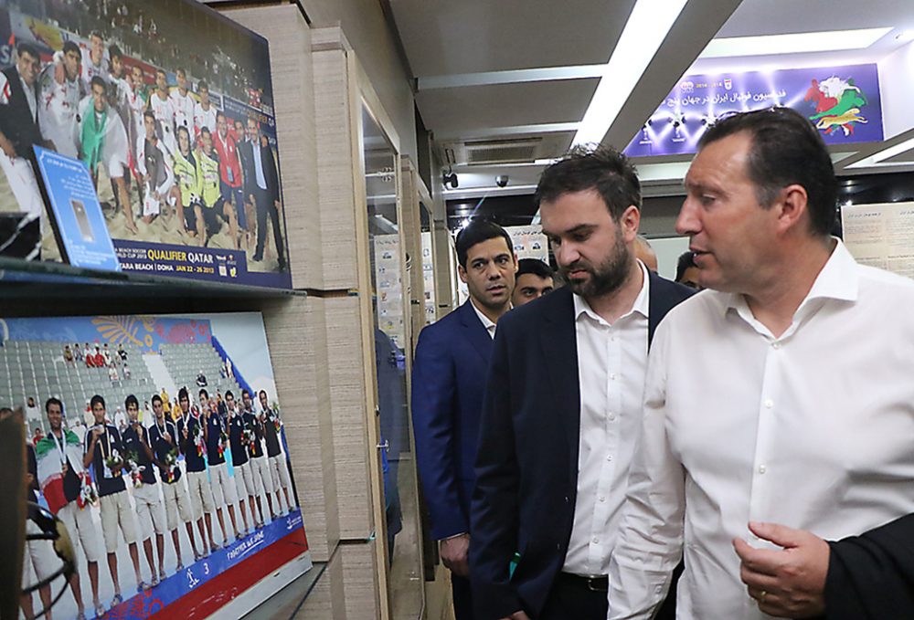 Marc Wilmots ist bei seinem neuen Arbeitgeber eingetroffen (Bild: Iranian Football Federation/AFP)