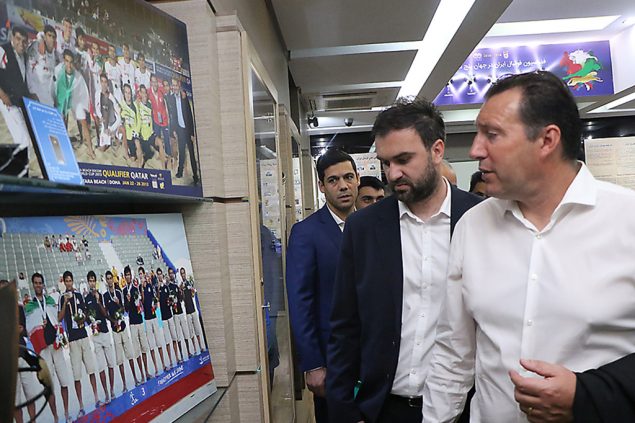 Marc Wilmots ist bei seinem neuen Arbeitgeber eingetroffen (Bild: Iranian Football Federation/AFP)