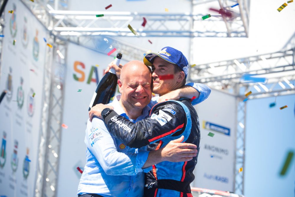 Teamchef Andreas Adamo bedankt sich bei seinem Fahrer (Bild: Helena El Mokni/Hyundai Motorsport)