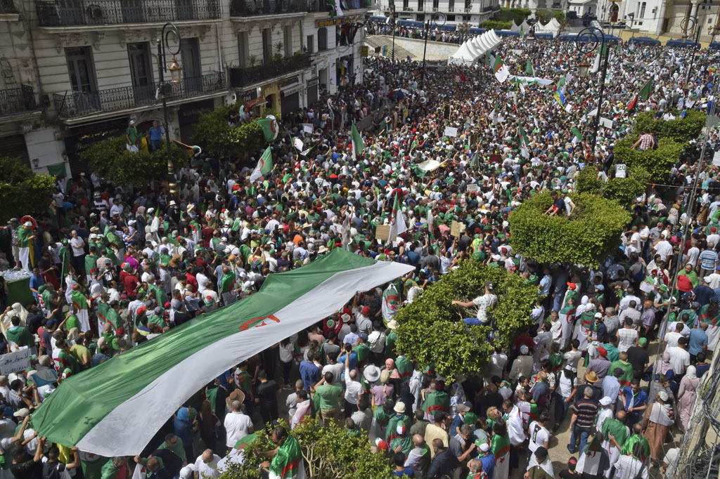 Hunderttausende demonstrieren gegen Regierung in Algerien (Bild: Ryad Kramdi/AFP)