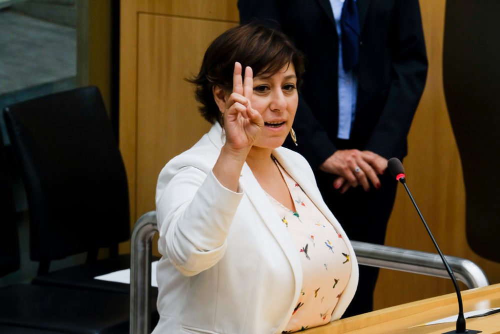 Meyrem Almaci bei ihrer Eidesleistung im flämischen Parlament (Bild: Nicolas Maeterlinck/Belga)