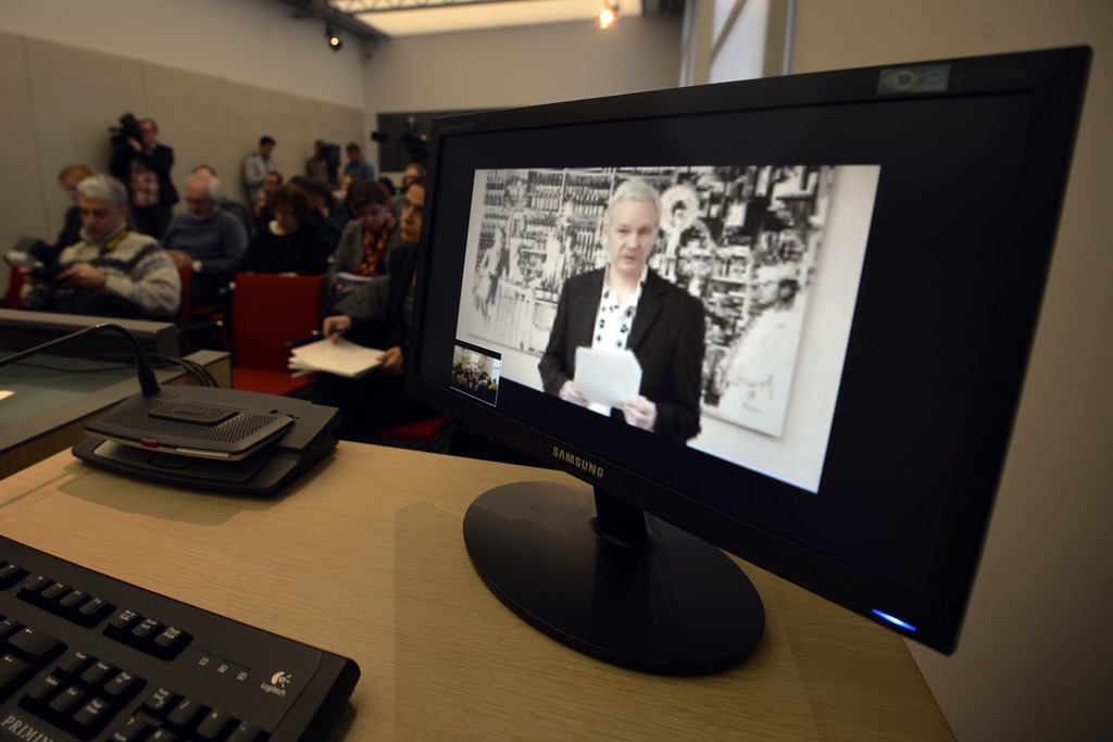 Assange bei einer Videokonferenzschaltung 2012