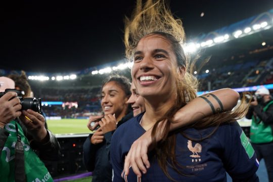 Französinnen feiern ihren Sieg beim Auftaktspiel der WM (Lionel BONAVENTURE/AFP)