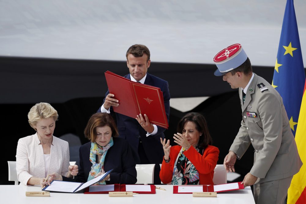 Ursula von der Leyen (D), Florence Parly(F) und Margarita Robles (S) mit Emmanuel Macron (h.) (Bild: Yoan Valat/Pool/AFP)