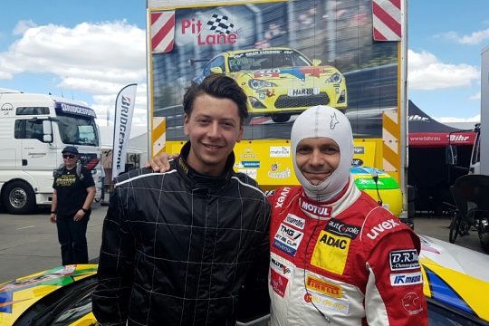 Olivier Muytjens (r.) mit Rennmechaniker Dino Dunkel aus Hauset (Bild: Katrin Margraff/BRF)