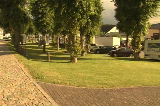 Dorfplatz in Amel (Bild: BRF Fernsehen)