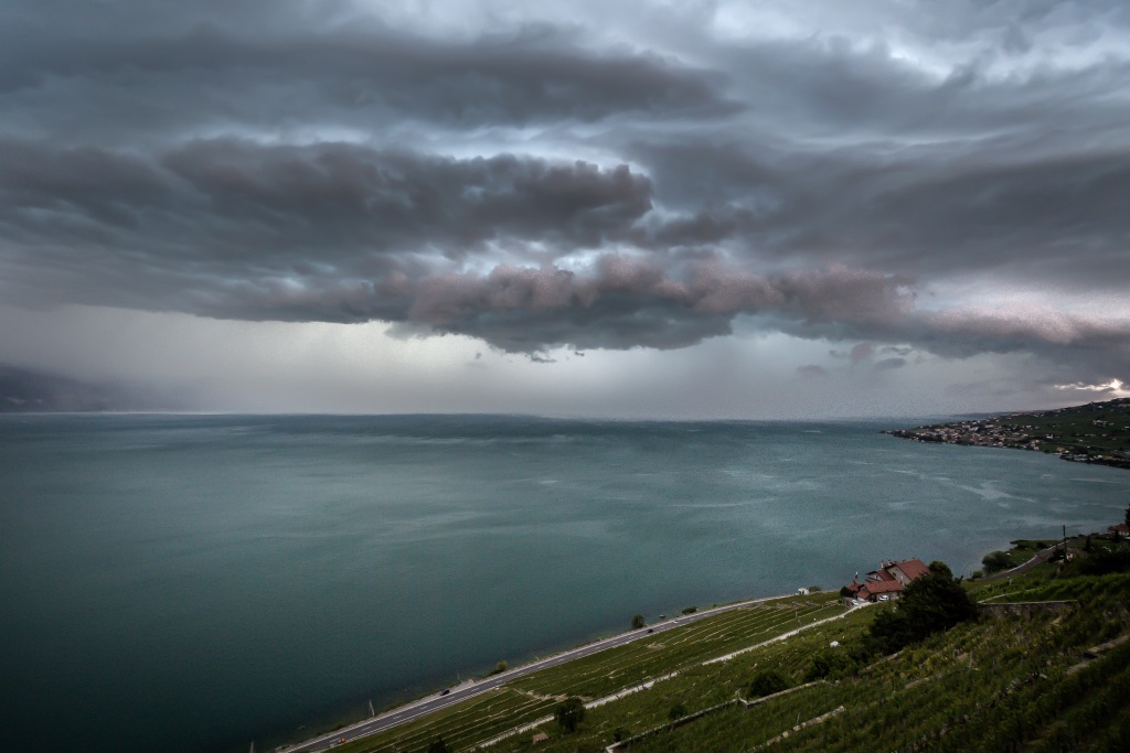 Dunkle Wolken über dem Genfer See (Bild: Fabrice Coffrini/AFP)