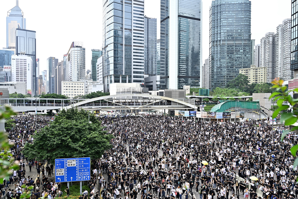 Tausende Menschen protestieren in Hongkong
