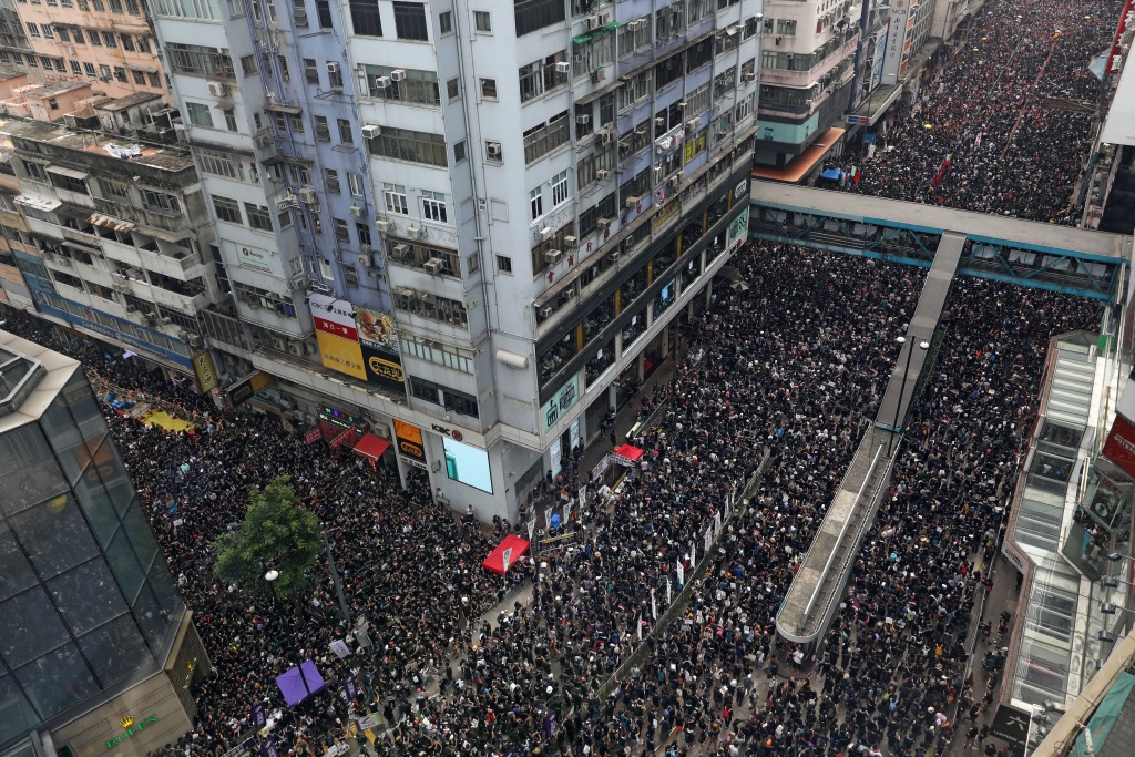 Hongkonger gehen erneut auf die Straße (Bild: Dale De La Rey/AFP)