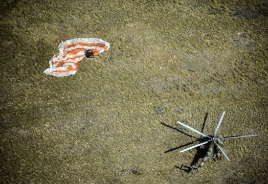 Sojus-Kapsel nach der Landung in der kasachischen Steppe