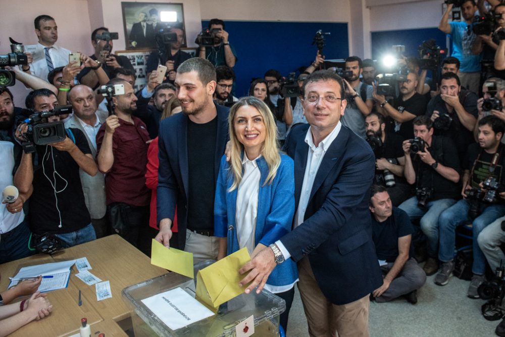 Ekrem Imamoglu mit seiner Frau und seinem Sohn bei der Stimmabgabe in einem Istanbuler Wahlbüro (Bild: Bulent Kilic/AFP)