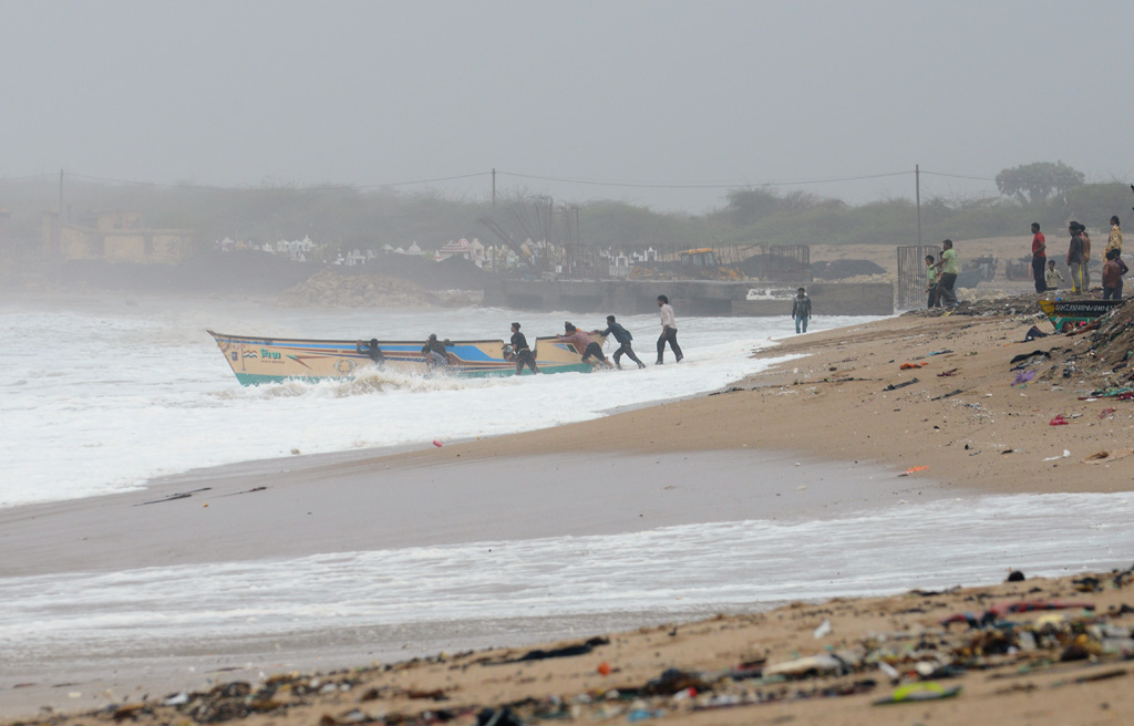 Fischer in Veraval versuchen, ihr Boot vor Sturm "Vayu" zu retten