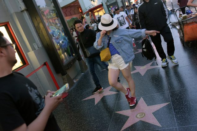 Ein Fan posiert auf Michael Jacksons Stern auf dem Walk of Fame