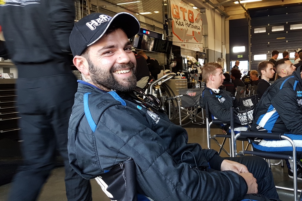 Jason Vomberg ist Rennmechaniker bei Mühlner Motorsport (Bild: Katrin Margraff/BRF)