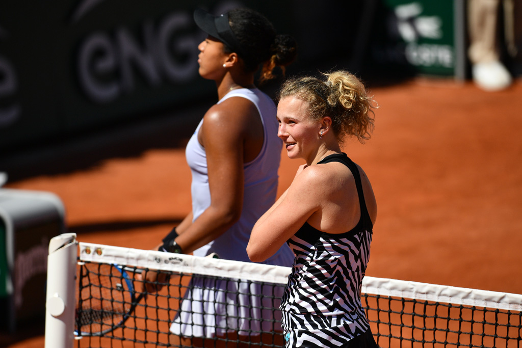 Naomi Osaka und Katerina Siniakova (r.) nach ihrer Begegnung bei Roland Garros (Bild: Martin Bureau/AFP)