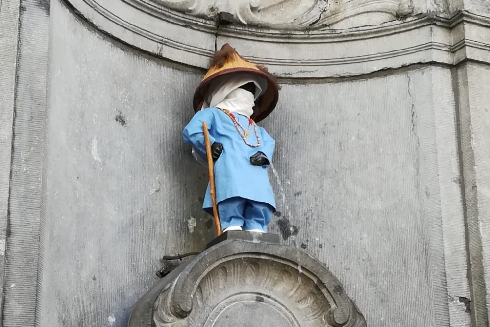 Unterstützung für Milchbauern in Westafrika: Manneken Pis pinkelt Milch (Bild: Antony Gevaert/Belga)