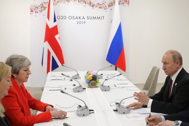 Theresa May und Wladimir Putin (Bild: Mikhail Klimentyev/ AFP)