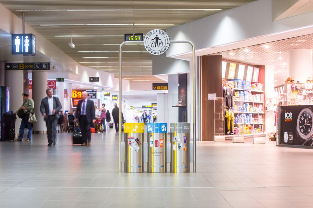 Seit 2013 stehen Trenn-Mülleimer im Flughafen Zaventem (Bild: Fostplus/Belga)