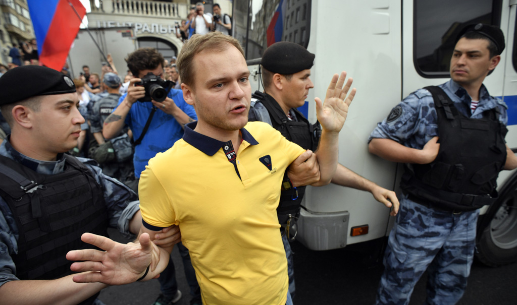 Festnahme eines Demonstranten am Dienstag in Moskau (Bild: Alexander Nemenov/BELGA)