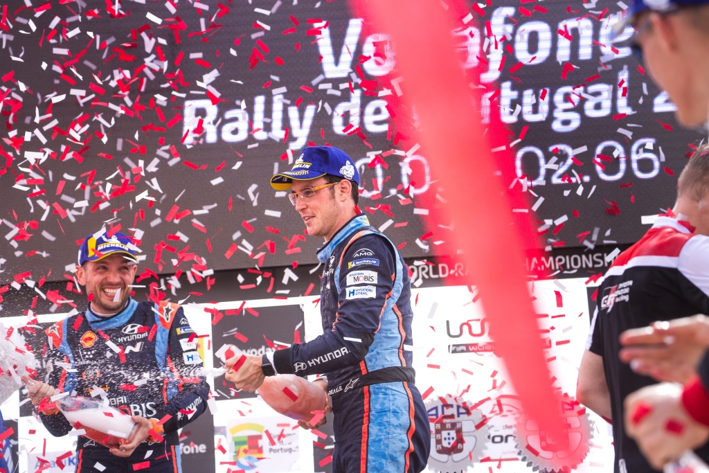 Zum fünften Mal dieses Jahr gibt es für Thierry Neuville und Beifahrer Nicolas Gilsoul die Champagner-Dusche auf dem Podium (Bild: Hyundai Motorsport)