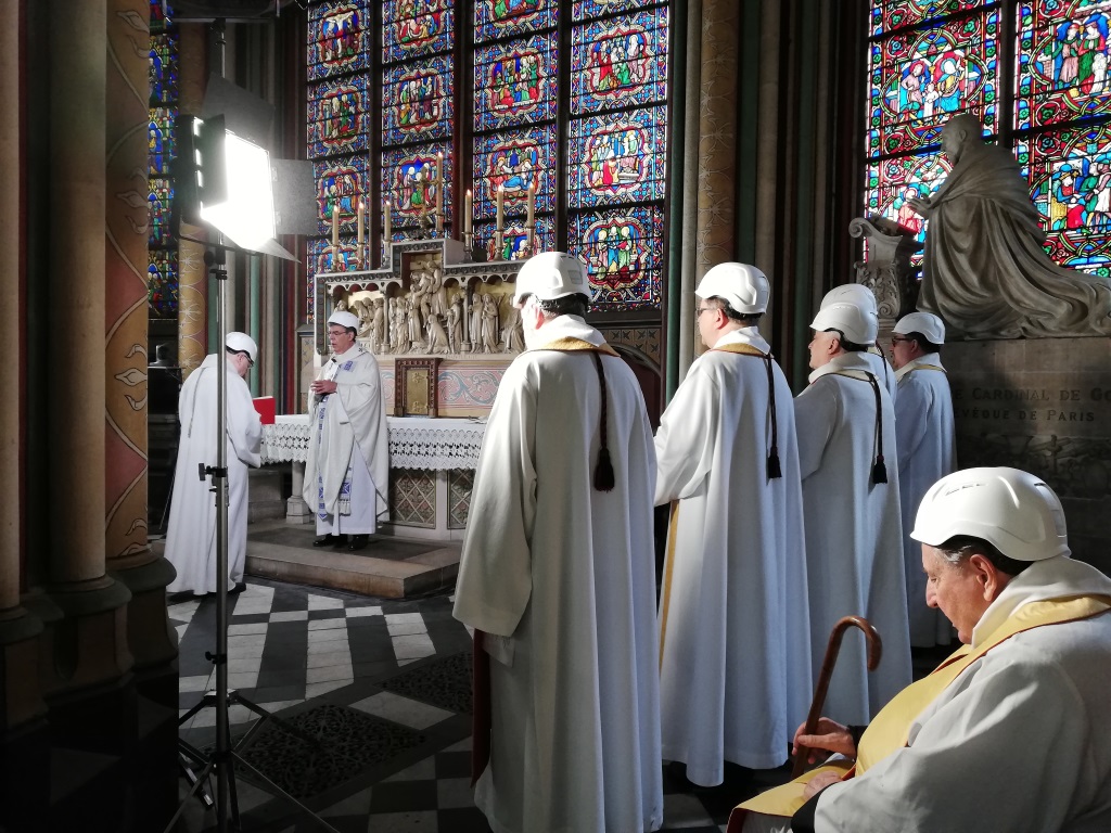 Erste Messe nach dem Brand in der Kathedrale Notre-Dame