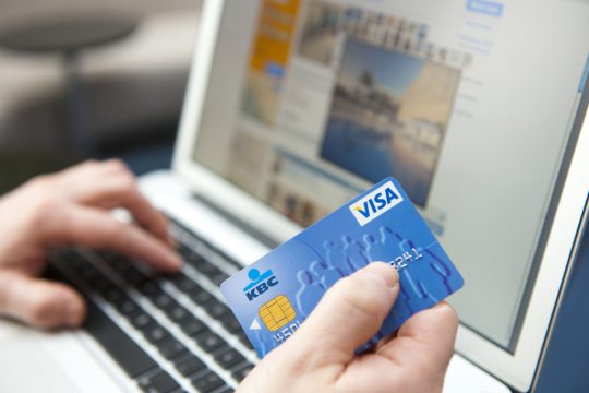 Jemand bucht eine Reise im Internet