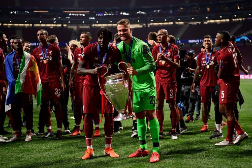 Divock Origi und Simon Mignolet mit dem Champions-League-Pokal (Bild: Javier Soriano/AFP)