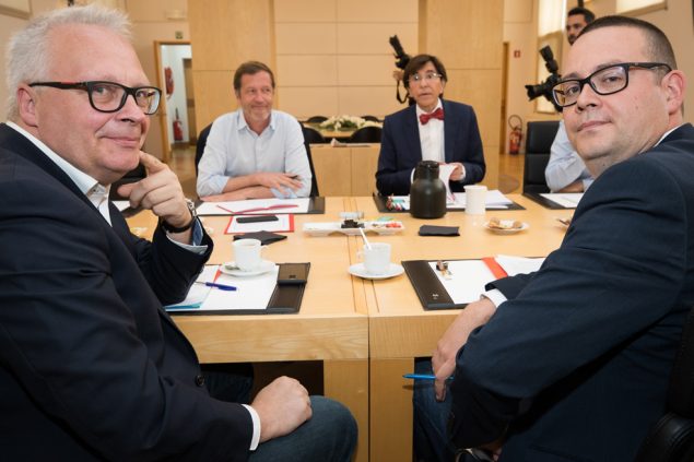 Gespräche zwischen PS und PTB: Peter Mertens, Raoul Hedebouw und im Hintergrund Paul Magnette und Elio Di Rupo (Bild: Benoit Doppagne/Belga)