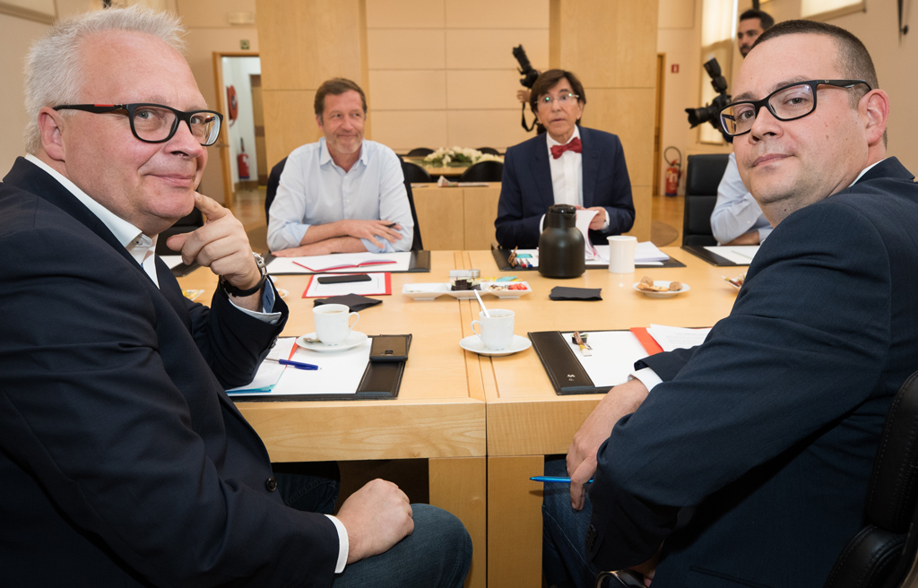 Gespräche zwischen PS und PTB: Peter Mertens, Raoul Hedebouw und im Hintergrund Paul Magnette und Elio Di Rupo (Bild: Benoit Doppagne/Belga)