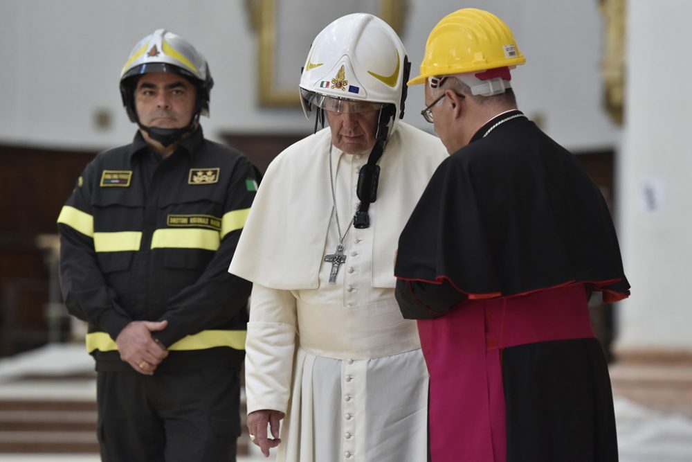 Papst Franziskus besucht die Kathedrale von Camerino