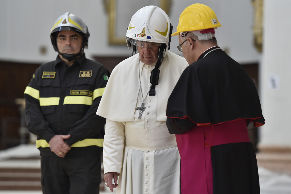 Papst Franziskus besucht die Kathedrale von Camerino