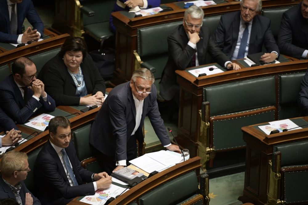 Patrick Dewael (Open VLD) führt den Vorsitz der Kammer von seinem Sitzplatz (Bild: Yorick Jansens/Belga)