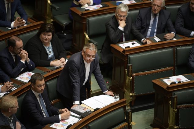 Patrick Dewael (Open VLD) führt den Vorsitz der Kammer von seinem Sitzplatz (Bild: Yorick Jansens/Belga)