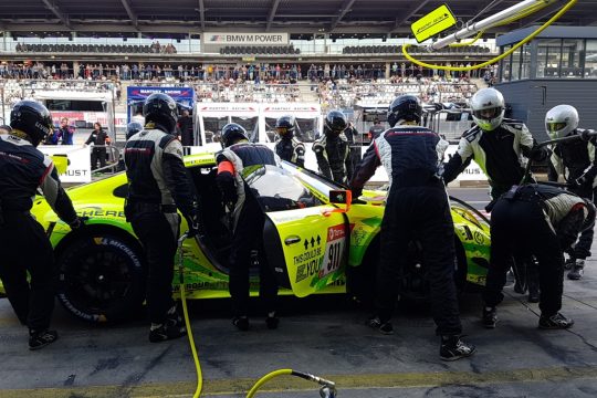 Boxenstopp bei Manthey Racing beim 24-Stunden-Rennen auf dem Nürburgring - unter einem der Helme steckt Patrik Hansen (Bild: Katrin Margraff/BRF)