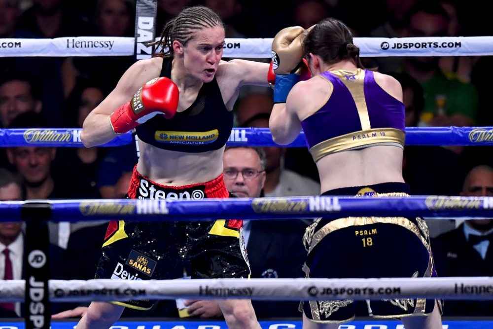 Delfine Persoon im Kampf gegen Katie Taylor