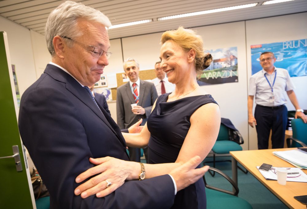 Didier Reynders gratuliert Marija Pejcinovic Buric (Bild: Benoît Doppagne/Belga)