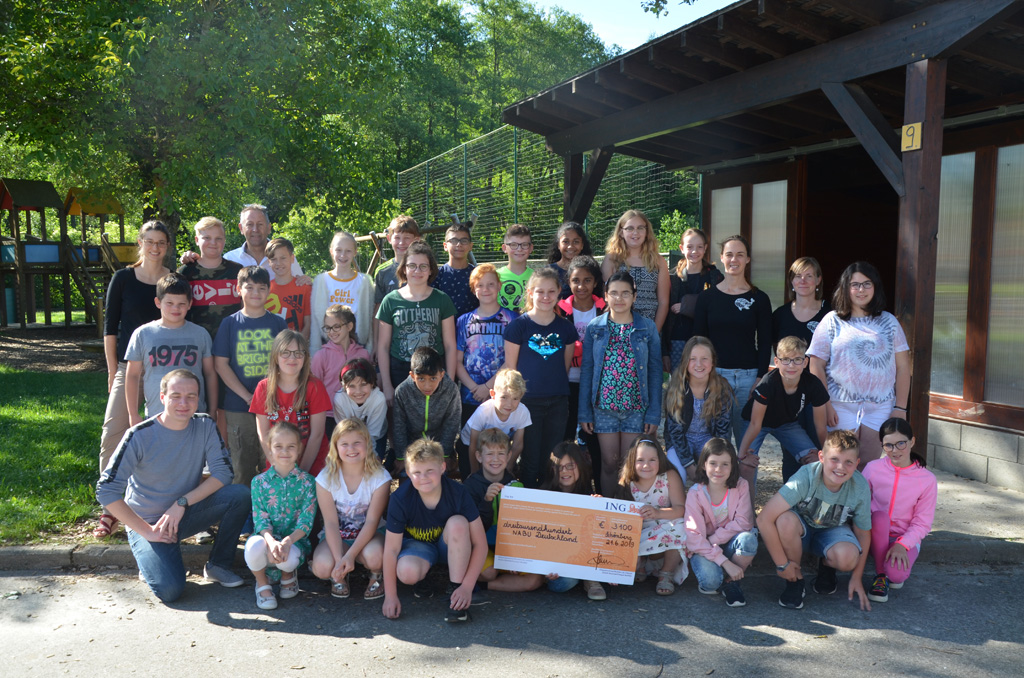 Benefizkonzert der Schule Schönberg - Scheckübergabe (Bild: Grundschule Schönberg)