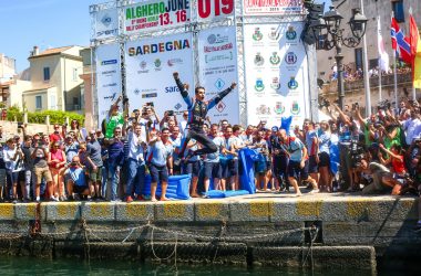 Tradition bei der Rallye Sardinien: Der Sieger geht baden (Bild: Fabien Dufour/Hyundai Motorsport)