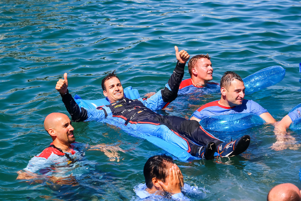 Tradition bei der Rallye Sardinien: Der Sieger geht baden (Bild: Fabien Dufour/Hyundai Motorsport)