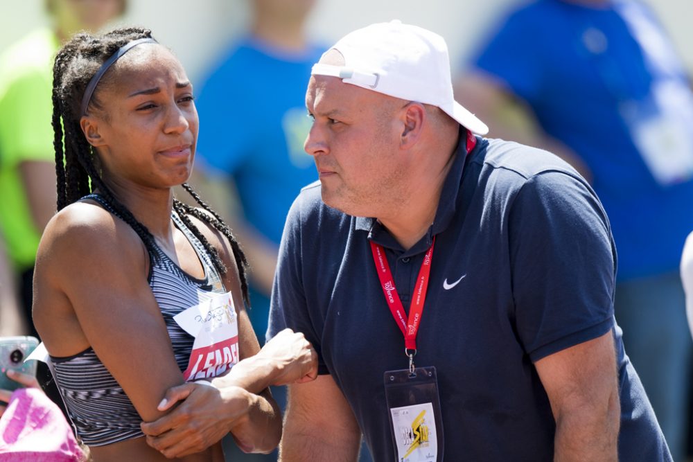 Nafi Thiam hält sich ihren verletzten Ellbogen (Bild: Jasper Jacobs/Belga)